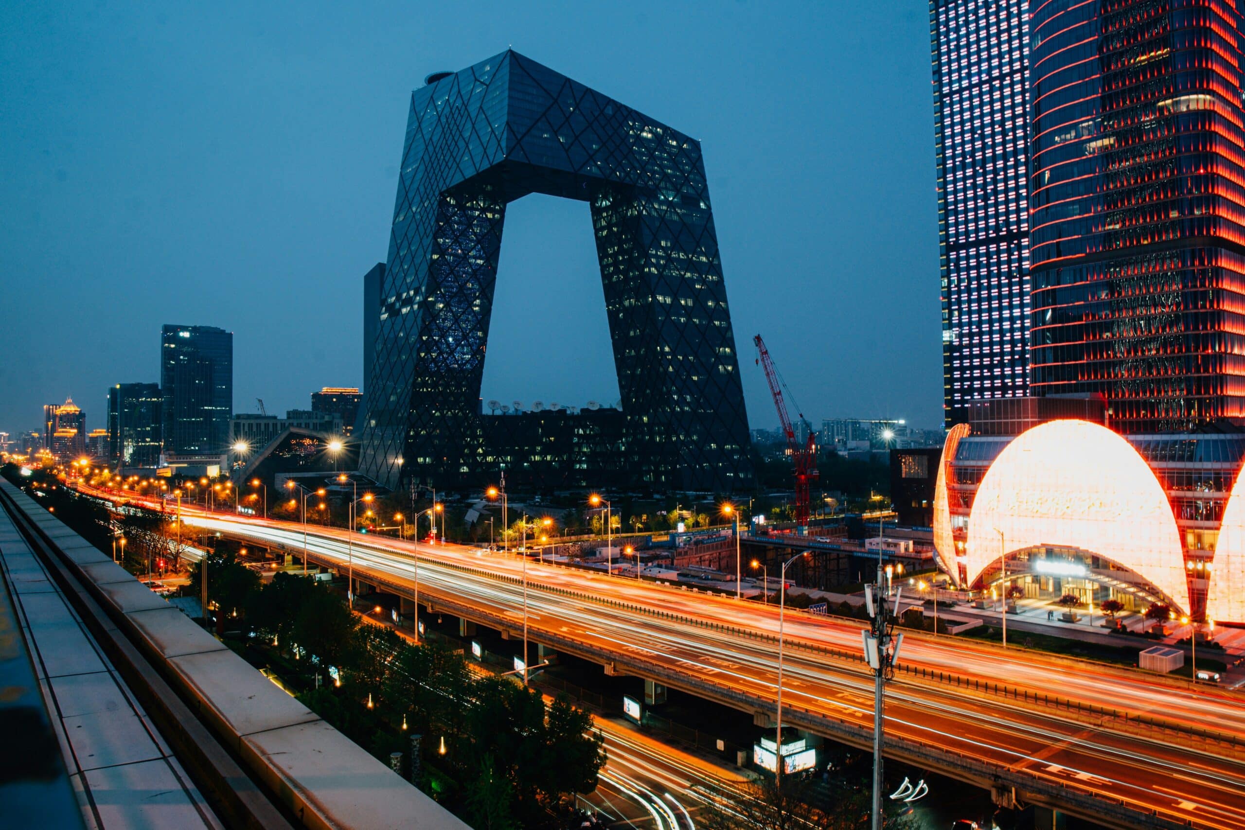 Eine Stadtaufnahme von Peking mit dem ikonenhaften CCTV Headquarter Gebäude im Fokus