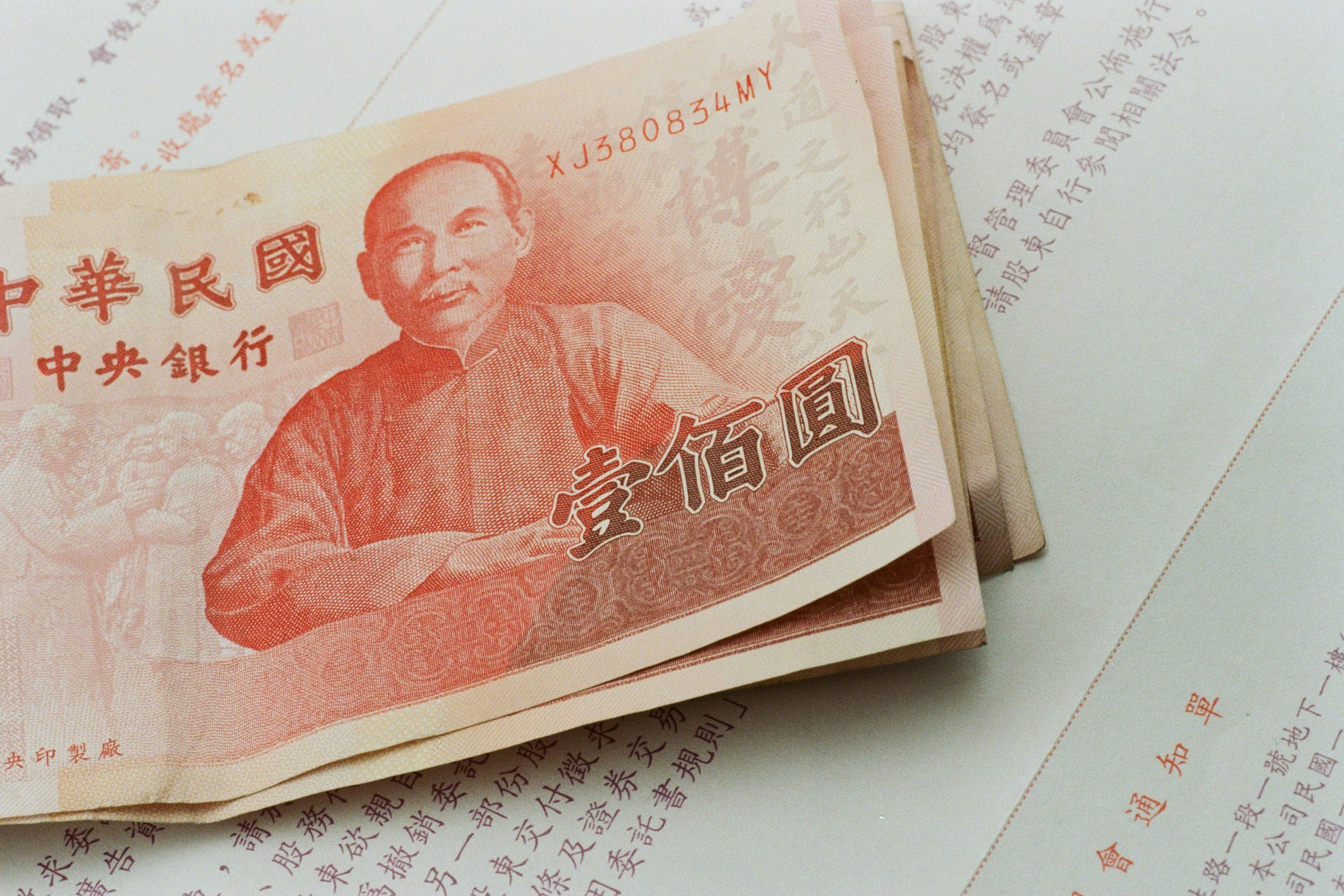 Ein paar Taiwan Dollar auf einem Geldschein-Stappel