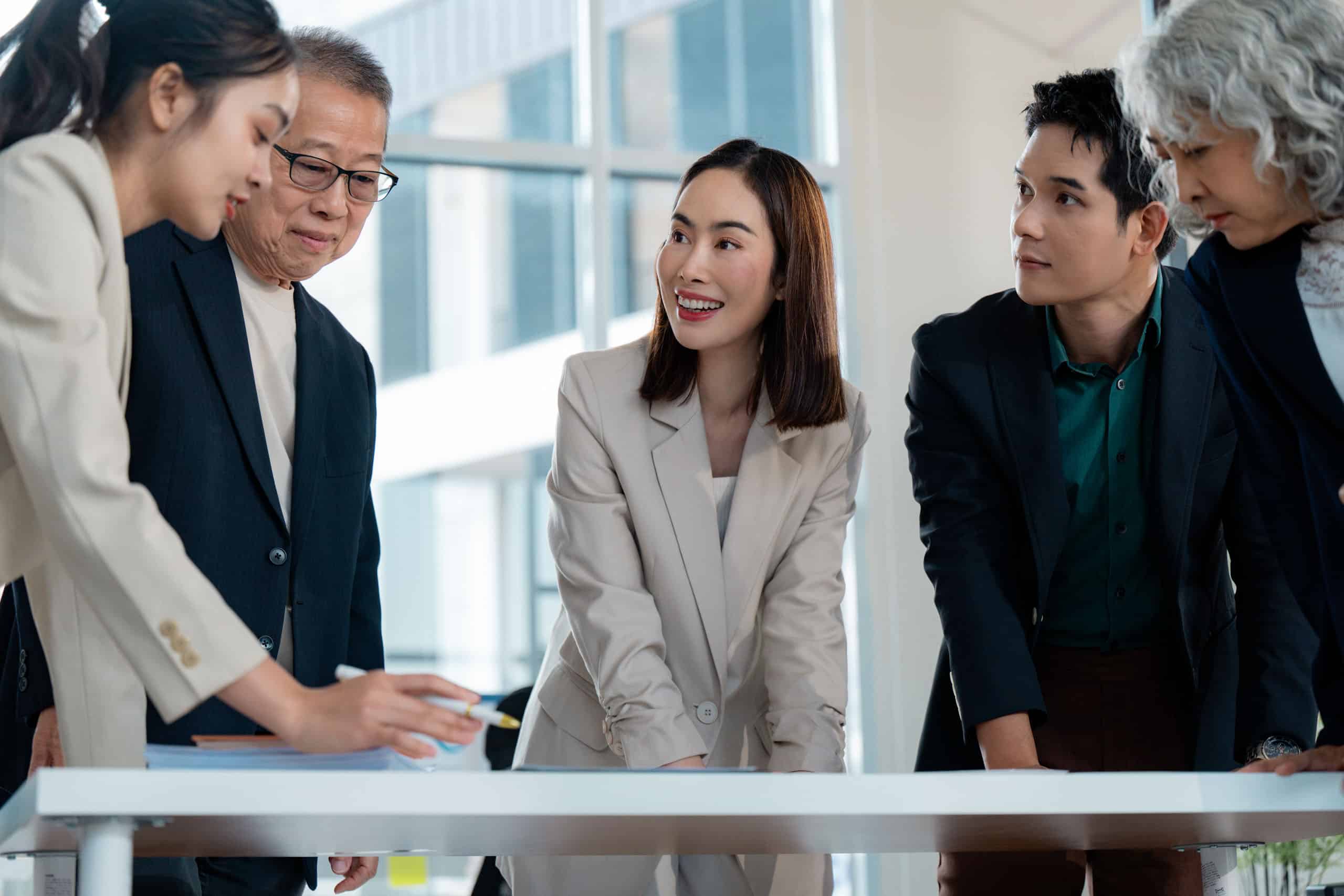 Asiatische Geschäftsleute arbeiten gemeinsam in einem Büro
