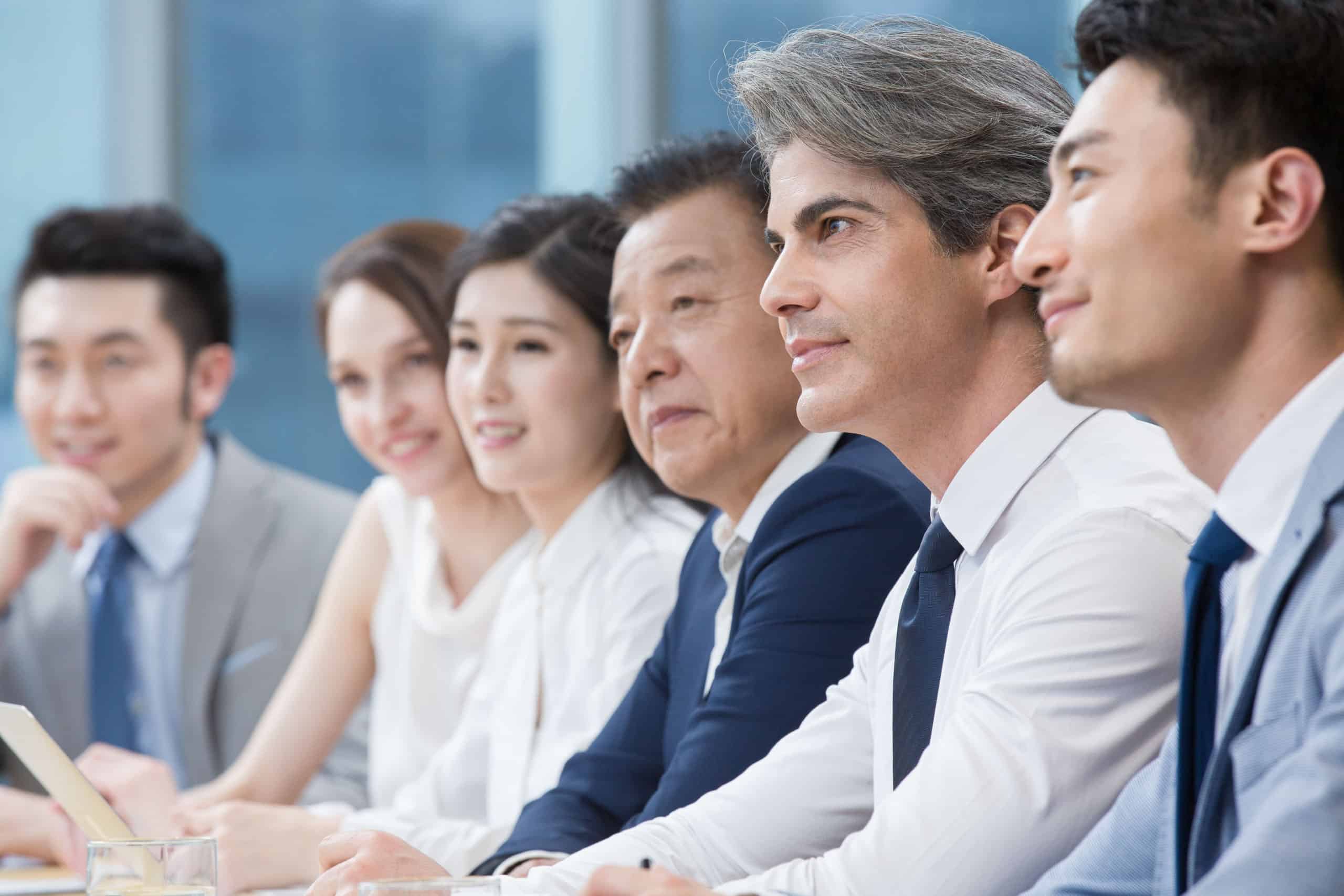 Geschäftsleute sitzen im Besprechungsraum und führen eine Meeting durch