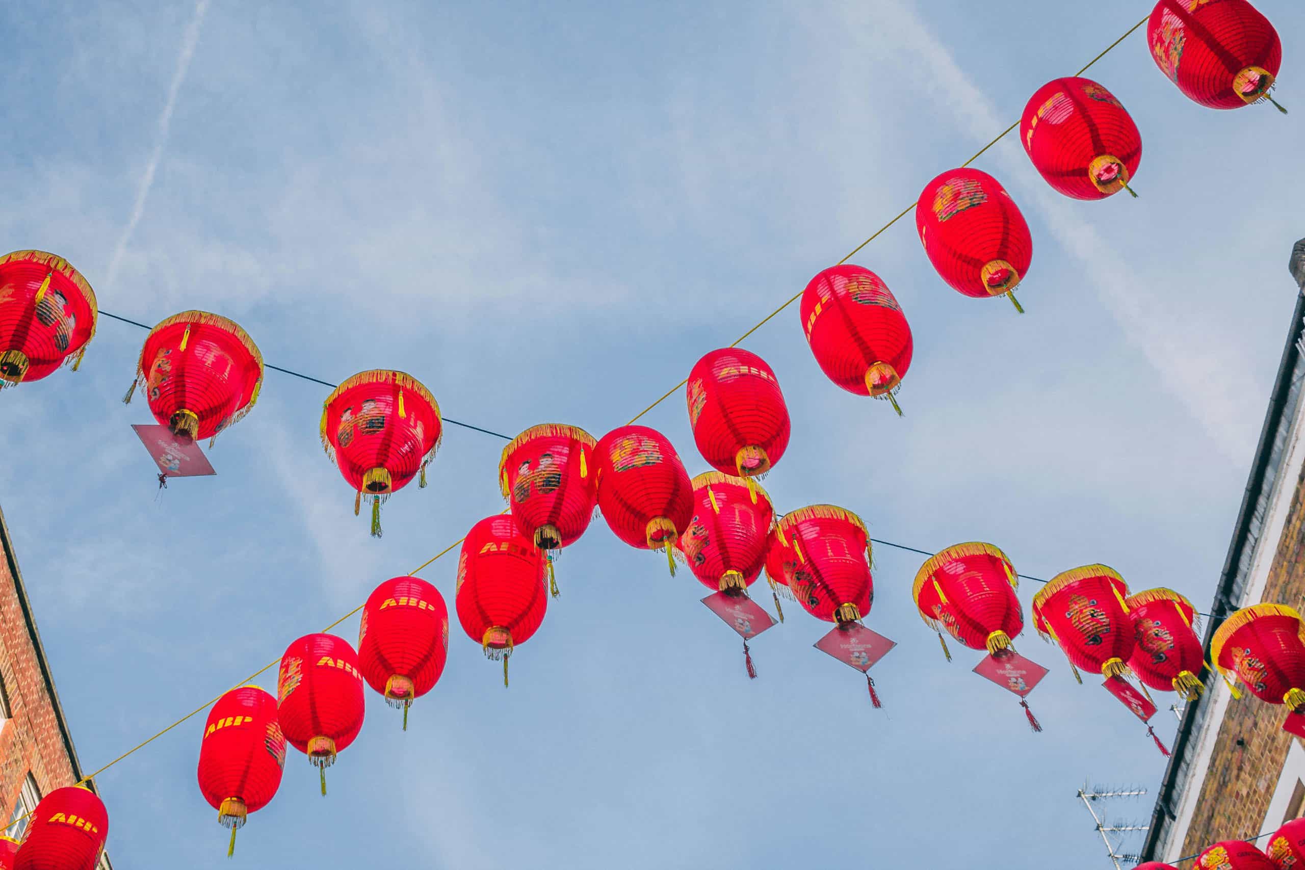 Rote Laternen schmücken eine Straße in China