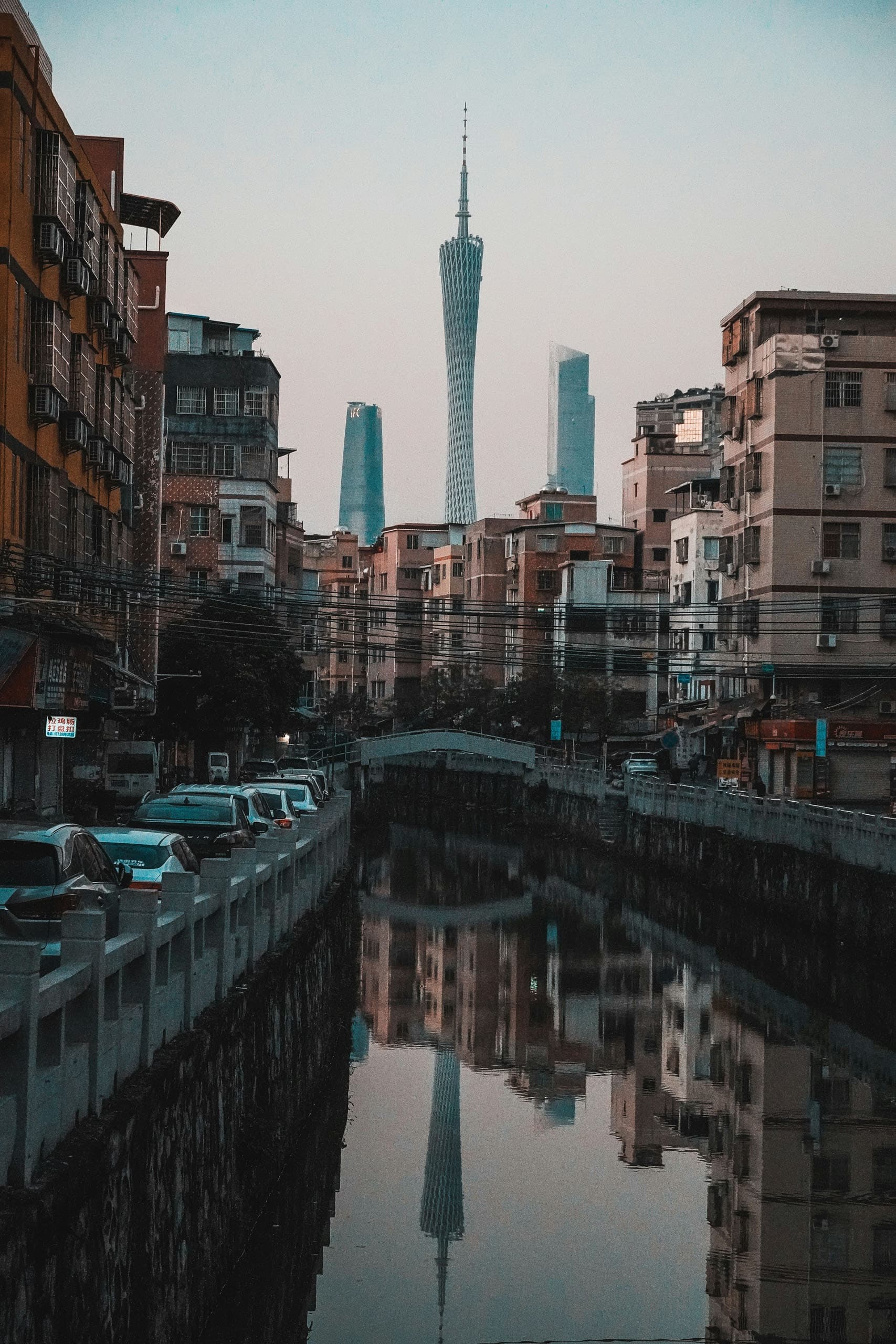Ein Fluss durch China mit einer schönen Aussicht auf Wolkenkratzer