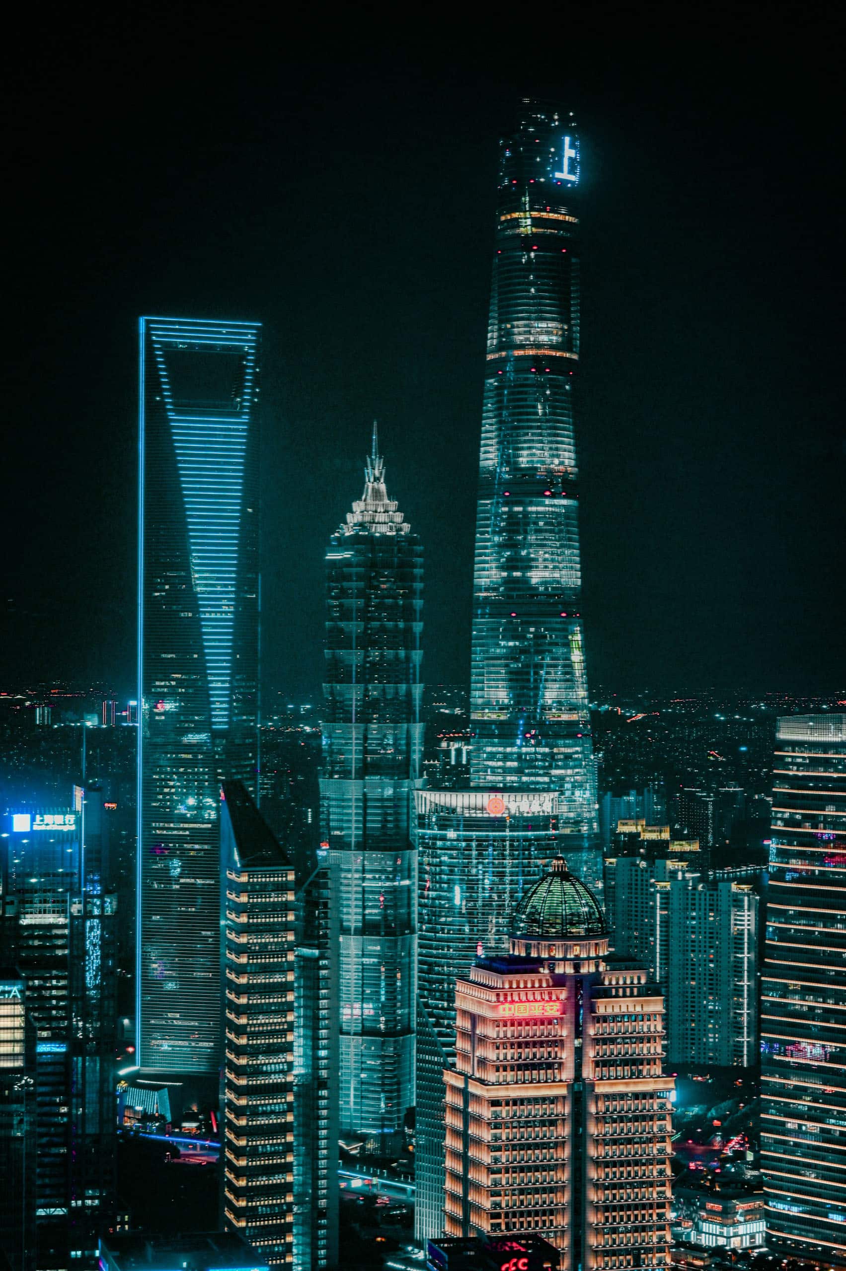 Hohe Gebäude mit Glaswänden in der Nacht und beleuchtet